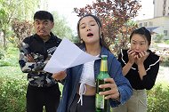 帅哥被罚用屁股写字，竟是因为不会用A4纸开瓶盖！