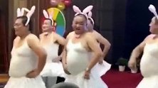 见过大肚子的天鹅舞吗？跳起来非常经典，太搞笑了！