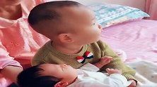 自己还是个宝宝，一到二姨家就要抱妹妹，太有爱了