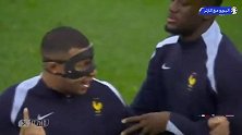 真大胆！法国队训练科纳特揪姆巴佩耳朵