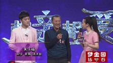 老哥现场扭秧歌欢快无比，儿子也决定一直陪在身边