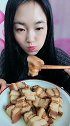 小姐姐一口一块肥肉吃得满嘴流油，网友这样吃不反胃吗