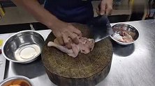 冬季饭店的热销菜品“桑拿鸡”一边吃肉一边喝汤，新鲜又暖和