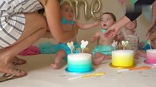 四胞胎一岁生日拍艺术照，边吃蛋糕边卖萌，小表情太可爱了