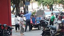 广西柳州：城管将摆摊老人青菜扔进垃圾车！涉事人员已停职