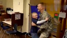 儿子正在上课，当兵的爸爸突然出现，接下来宝宝的反应让人萌化了