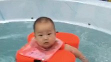 小宝宝游泳的时候好乖，小眼神一直瞅来瞅去的，太萌了！