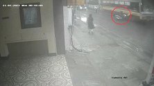 印度：一男子骑摩托失去平衡摔倒，被公共汽车碾压身亡