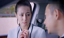 克拉恋人高雯和男明星拍吻戏,雷奕明怕尴尬,躲到车里