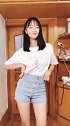 可爱美女穿牛仔短裤显得身材真好