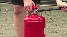 水底打开“干粉灭火器”，会出现什么反应？画面不要太壮观