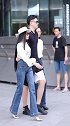 小哥哥左拥右抱，这是什么操作？
