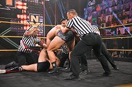 NXT第586期：残暴霍兰德以一敌二 裁判全体出动拉都拉不开