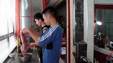 鱼虾兄弟好久没吃肉了，买一整副猪脸肉大口啃，满嘴流油，真爽