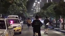 女司机错踩油门追尾两车向老公求安慰 老公来后举动让人目瞪口呆