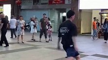 当一位小伙玩后空翻停不下来的时候，街上的大叔和美女们也惊呆了。