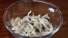教你做干炸蘑菇，做法简单易学，吃起来外酥里嫩，不油腻