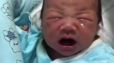 刚出生的宝宝流泪了，这颗眼泪看着好心疼，让人心都萌化了！