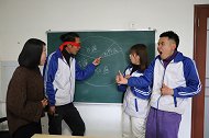老师留家庭作业新方法，蒙眼转转盘决定作业量，学渣转到无作业