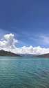西藏羊湖，在蓝天白云的映衬下更美