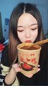 小姐姐吃酸辣粉，心急火燎的开吃，好担心烫到她的嘴
