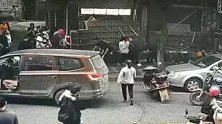 广东韶关：仅用10余秒！广告牌掉落老人被压，他们出手了