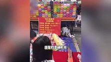 贾乃亮带甜馨逛三亚夜市，父女俩套圈开盲盒玩嗨，同框互动超温馨