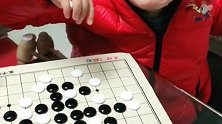 这样下五子棋想过女儿的感受吗？你就不能让孩子一步吗？
