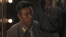鲁师长来到戏班后台与彩云套近呼，提议邀请彩云喝酒遭到彩云拒绝