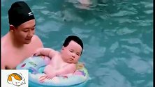爸爸带宝宝去泳池游泳，不料当看到小宝宝体格，路人瞬间笑喷了