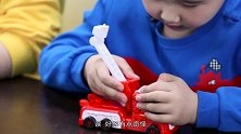 玩疯了方大手不吃鱼嘟当曼机器人变身消防车