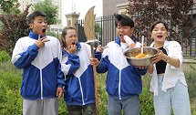 学霸恶搞学渣，把青龙偃月刀粘学渣手上，谁知学渣从此吃饭不花钱
