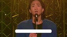 黄家驹被损坏墓碑已修复，墓碑照片更换成早期黑白照，粉丝含泪表不舍