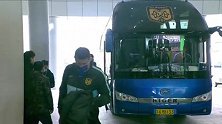 苏宁易购全队抵达球场 奥拉罗尤：吴曦会上场但不会打满全场