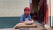 农村媳妇做“脱骨酸辣鸡爪”，吃着又酸又辣，婆媳俩吃得真过瘾！