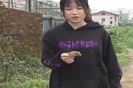 女孩用假钱坐摩的，将贵重物品落在车上，返回寻找发现感人一幕