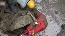 北京一工地发生坠井事故：工人仅露脑袋救援员徒手营救