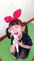 烛光里的妈妈，投入的表情，眼泪汪汪