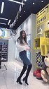姑娘跳舞的心蠢蠢欲动，便利店内也不放过，确实是女神的身姿啊