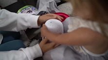 小婴儿对玩具起了兴趣，喜出望外的样子，真让人喜欢！