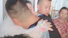 姐姐出嫁了，弟弟不舍抱住姐姐，二十几岁的人了，哭得像个孩子