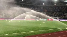 直击-决赛倒计时场地进行浇水工作 蓝红大战一触即发
