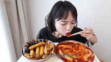 韩国美女吃超大年糕+变态辣酱，辣到手舞足蹈，网友胃不疼吗