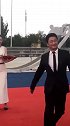 吴京闪亮登场，面带微笑，军人味道十足