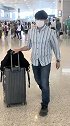 机场直拍！吴奇隆条纹衫褶皱感明显 低调现身超接地气
