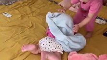 果真是两个女人一台戏啊，姐姐帮妹妹翻身好认真，太可爱了！