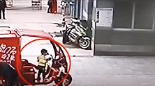 太粗心！大人一旁低头玩手机 3岁小孩驾驶电动车撞进商铺