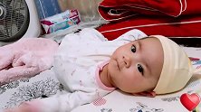 3个月小宝宝扭头发现被偷拍，随后举动奶凶奶凶的，超可爱！