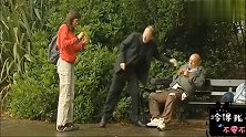 国外爆笑街头恶搞：假惺惺的慈善家作秀请路人帮拍照，结果被吓坏