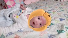 小宝宝一个人躺在床上，睁着个大眼睛看来看去的，小模样好萌啊！